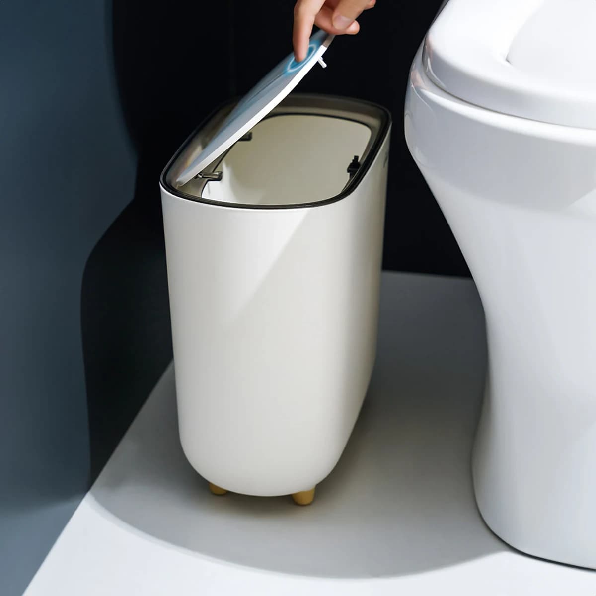 Cestino per Rifiuti a Forma Stretta con Coperchio per Spazi Ristretti del Bagno, Evidenzia le Caratteristiche della Classificazione dei Rifiuti