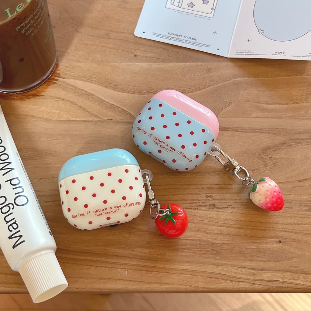 Custodia per auricolari AirPods 1 o 2 3 4 Pro 2 Pro 3 con motivo a pois, colori a contrasto, fragola e pomodoro, e ciondolo