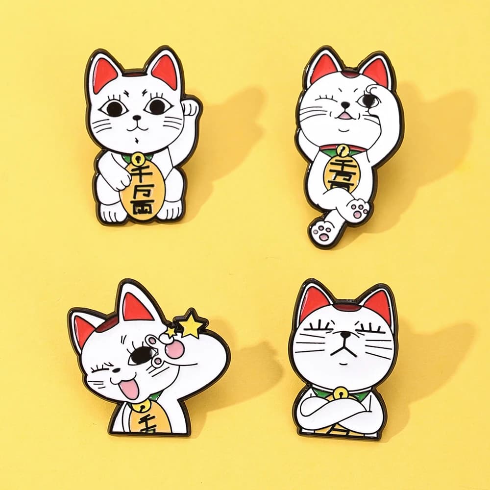 Set di 4 Spille Smaltate Gatto della Fortuna Ispirate a Dandadan Turbo Granny, Spille Maneki-neko Anime Carine per Zaini