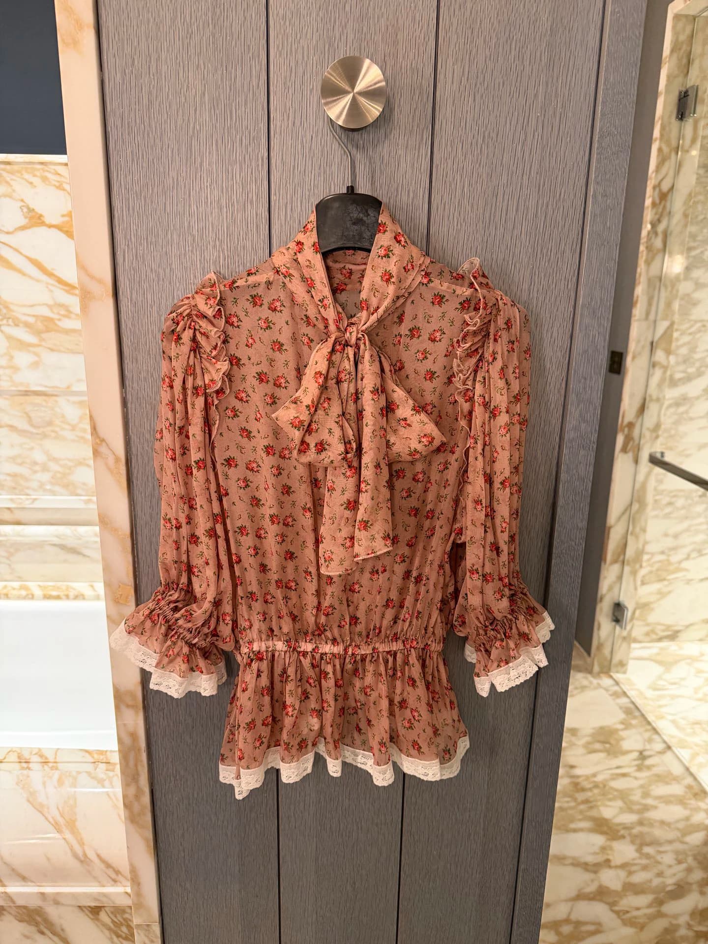 2026 Spring New Women's Floral Blouse Top, with Bow Bow, Ribbon Collar, Lace Edge Splicing Set, High Quality Waist Shirt