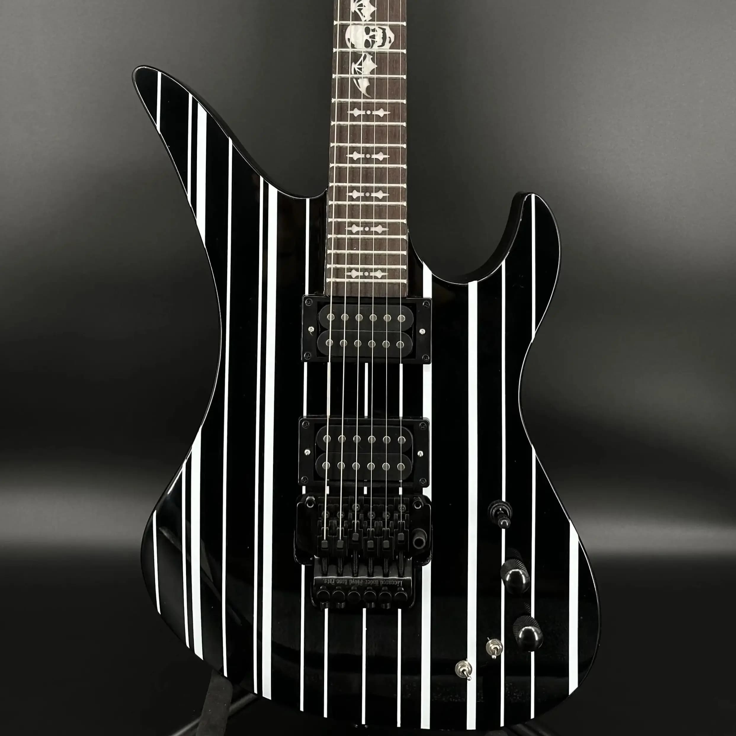 Chitarra Elettrica Nera Modello Synyster Gates FR Bridge con Pickup HH - Regalo a Tema Chitarra Elettrica Spedizione Gratuita