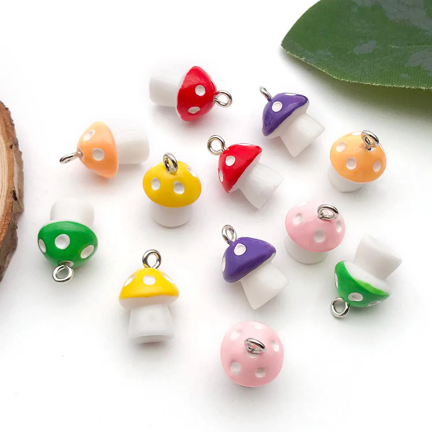 5/12 ciondoli in resina colorata a forma di fungo piccolo cartone animato per portachiavi fai da te, orecchini, pendenti per collane e accessori di gioielli.