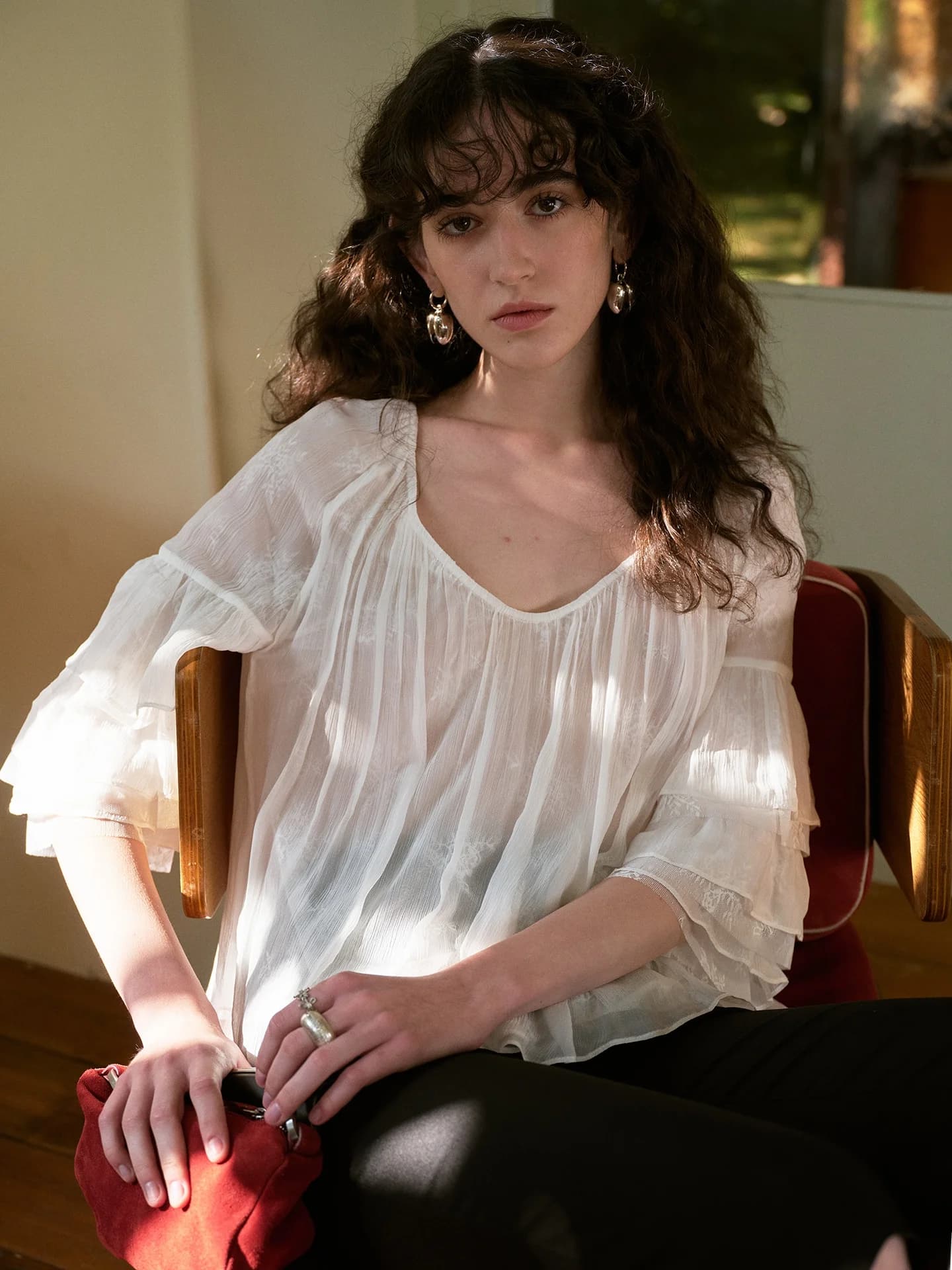 Top Romantico Vintage con Scollo a V e Inserti in Pizzo, Maniche a Sbuffo Semitrasparenti, Stile Fatato e Leggero, Ispirazione Francese