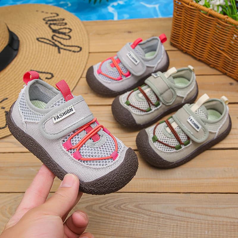 Sneakers in Rete Traforata per Bambini e Bambine 2026 Nuove Scarpe Estive Sportive a Piedi Nudi con Suola Morbida Chic Versatili per Uso Quotidiano