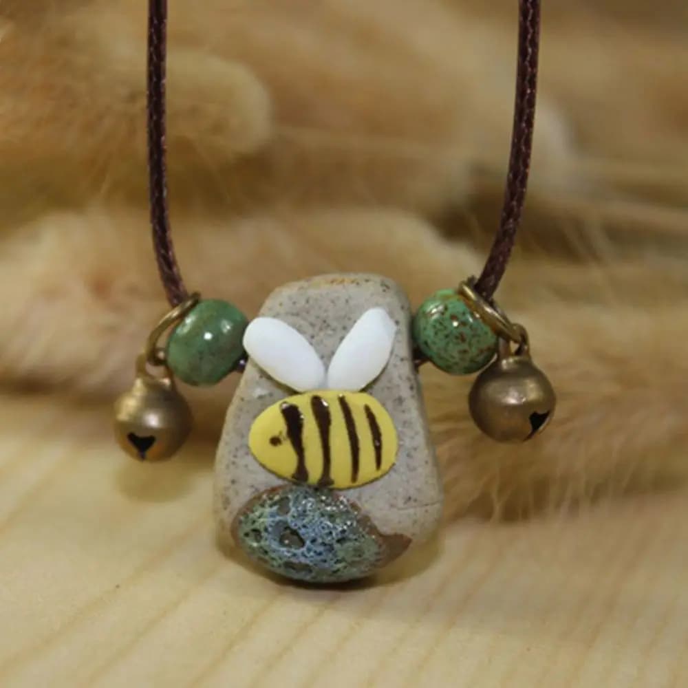 Collana con ciondolo a forma di ape in ceramica con pietra irregolare, stile cartone animato, simpatica, unisex, regalo estivo, catena per clavicola, catena per maglione
