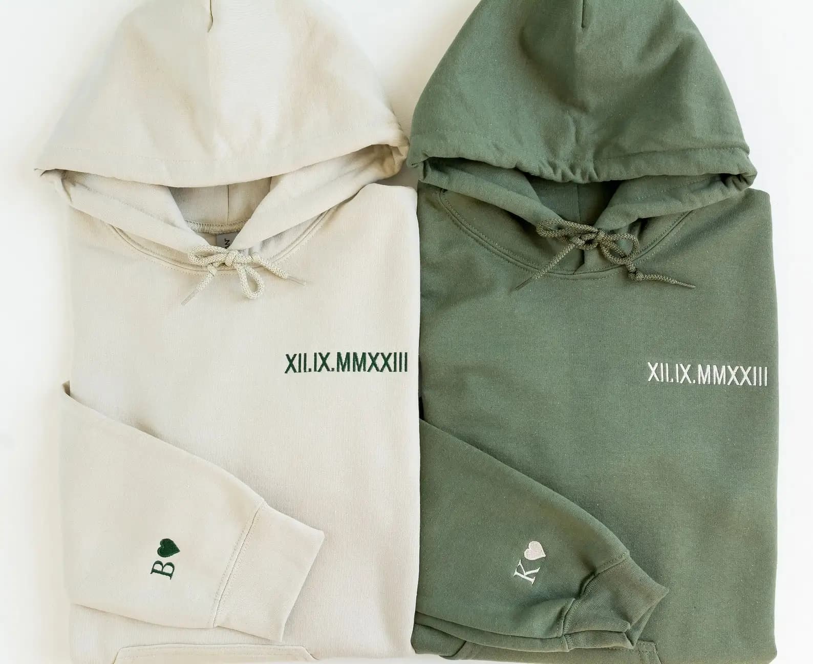 Felpa con Cappuccio Personalizzata con Numeri Romani Ricamati, Regalo per Anniversario, Coppie, San Valentino, Natale, Commemorazioni