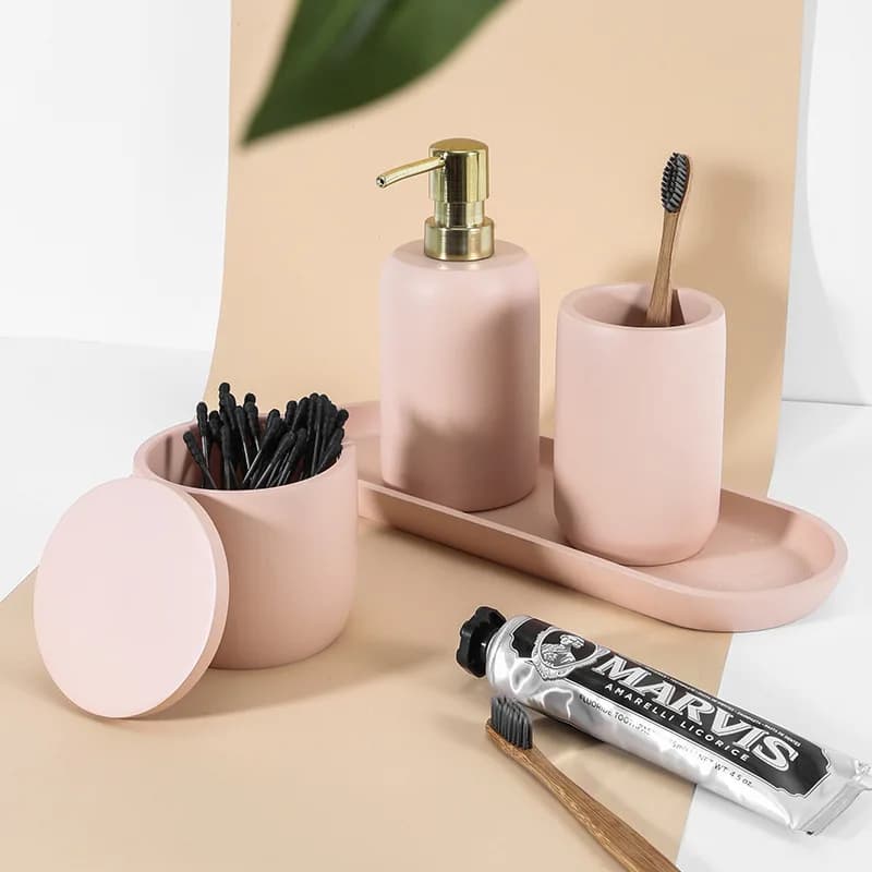Set da 4 Pezzi per Bagno Rosa: Dispenser di Sapone Liquido, Porta Cotone, Porta Spazzolino e Vassoio Portaoggetti