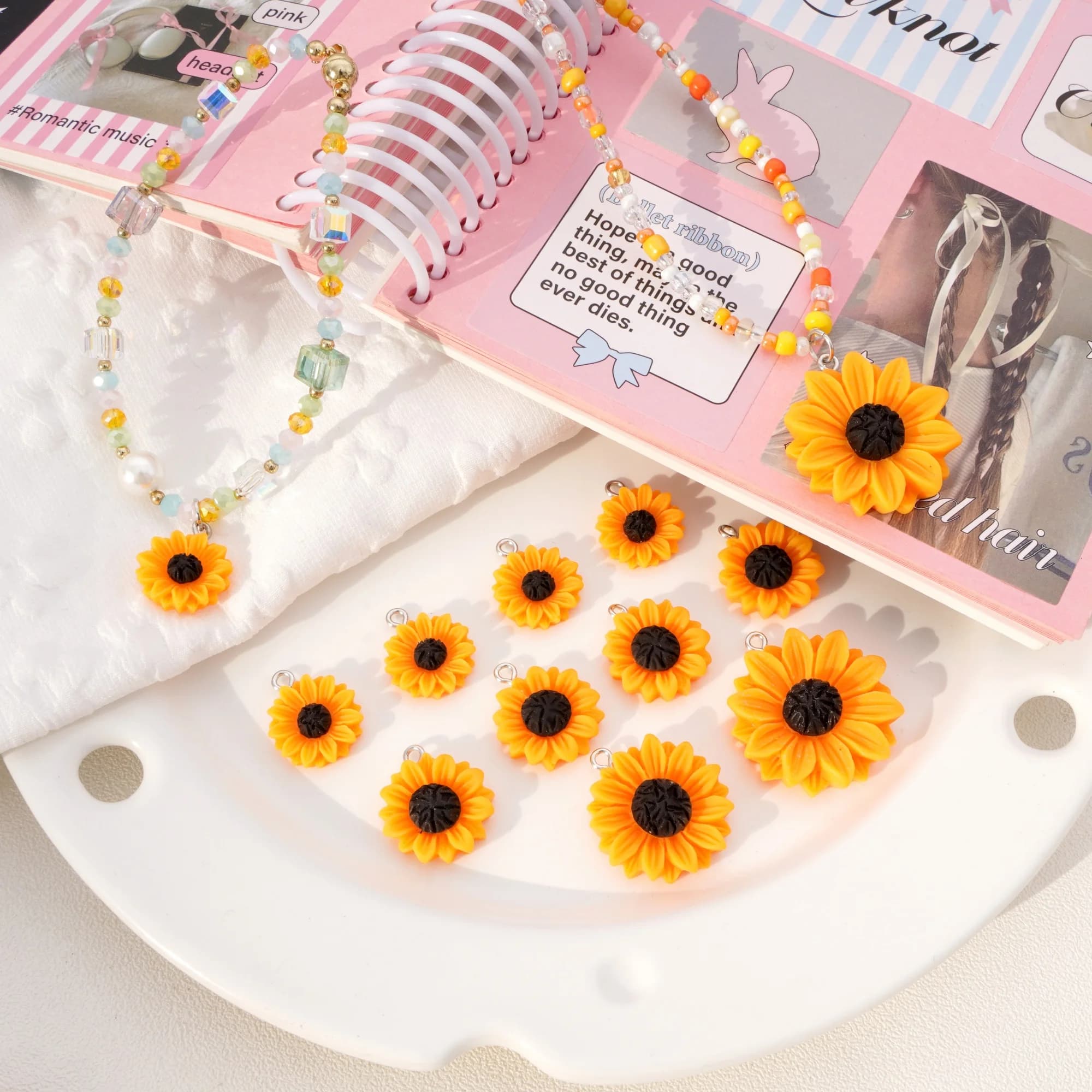 5 Pezzi Ciondoli in Resina a Forma di Girasole Arancione con Foro da 2mm, Accessori per Creazione Gioielli Fai da Te, Stile Estivo per Collane, Bracciali, Orecchini
