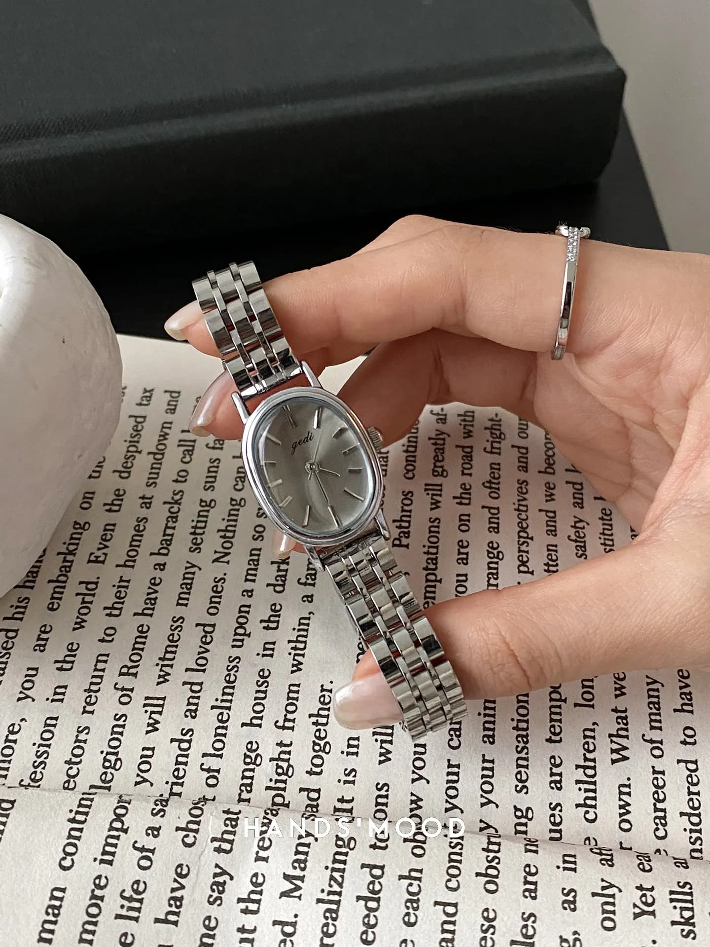 New fashionable silver oval gray watch, high-end and elegant, perfect for everyday work and use, a versatile gift for women.