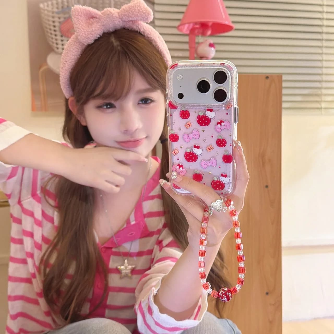 Cover per iPhone 17 Pro Max, 16, 15, 14, 13 con Bordo Arrotondato, Airbag, Stampa IMD Fronte-Retro Hello Kitty e Fiocco di Frutta - Idea Regalo