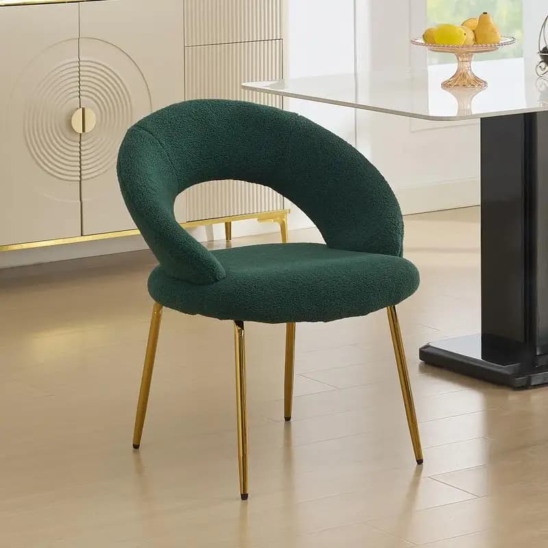 Set di 1 sedia da pranzo in tessuto Teddy verde con schienale curvo e gambe in metallo dorato per cucina o sala da pranzo