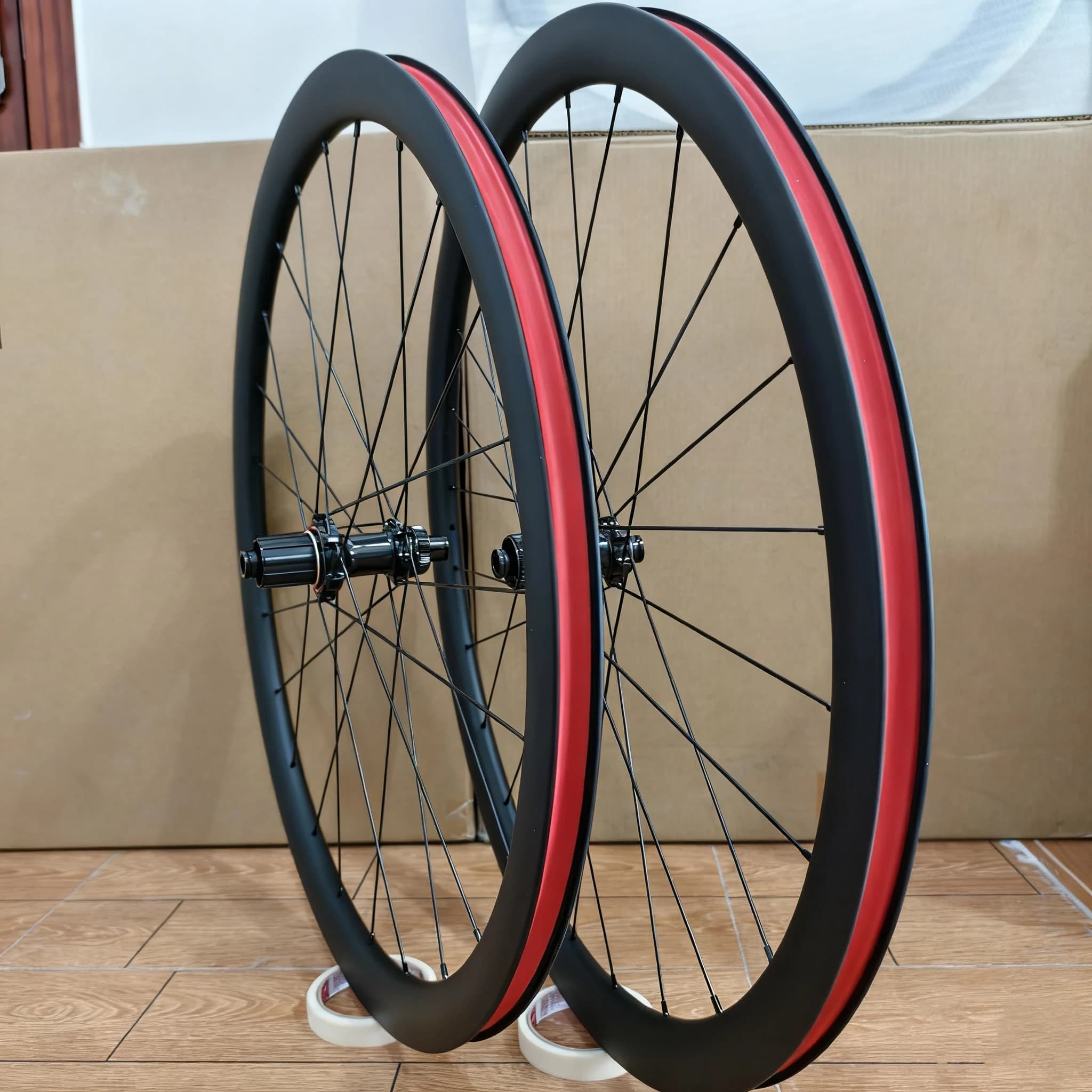 Ruote per bici da strada in carbonio 700c 35mm di altezza Freno a disco 36T Mozzo a cricchetto Ruota da ciclismo Superficie UD con set di ruote a disco in carbonio tubeless