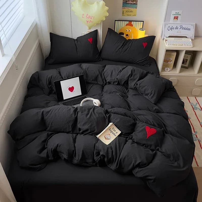 Set di Biancheria da Letto in Cotone Lavato Super Morbido, Set Copripiumino Nero Fresco con Asciugamano a Forma di Cuore, Copripiumini e Lenzuola Delicati sulla Pelle