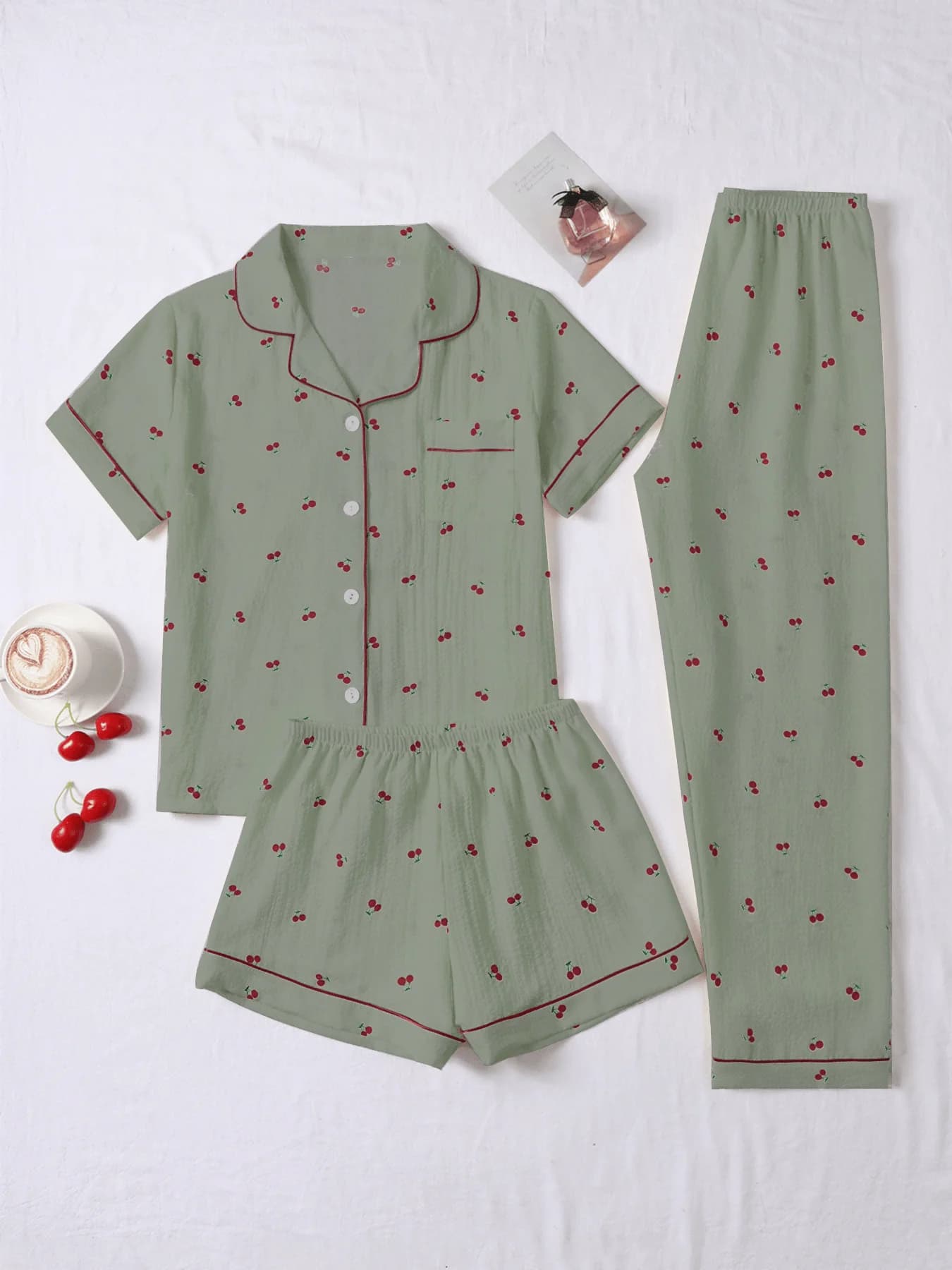 Set Pigiama 3 Pezzi con Stampa Ciliegie - Top a Maniche Corte con Bottoni, Pantaloncini e Pantaloni Lunghi