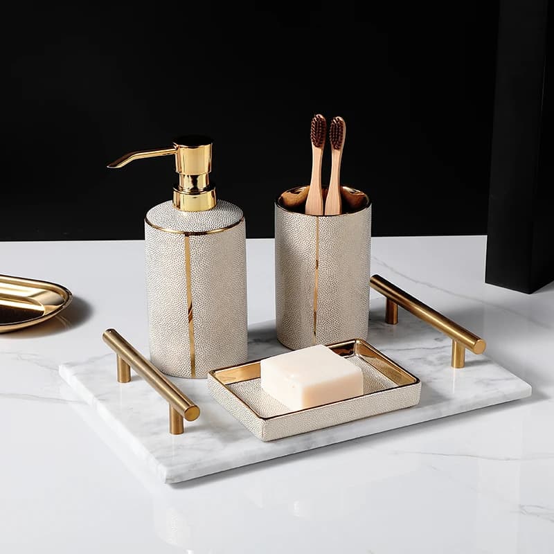 Dispenser di sapone liquido in ceramica Bottiglia di erogazione di lozione Piatto Portaspazzolino Set di accessori da bagno dorati