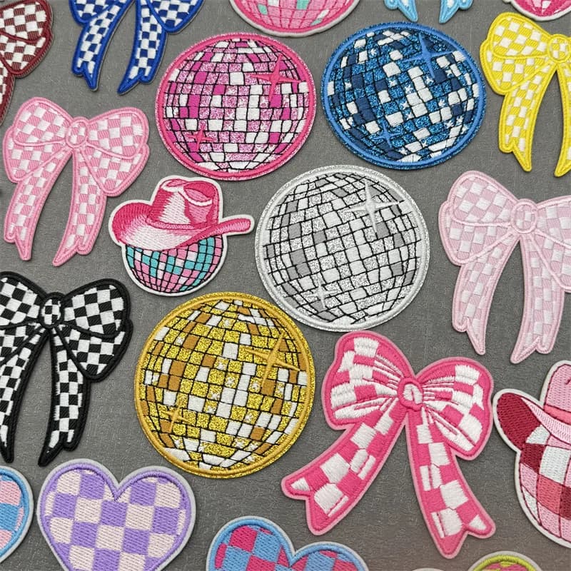 Toppe ricamate a forma di cuore con palla da discoteca Cappelli Zaino Cucire toppe ricamate con fiocco per cartoni animati fai-da-te Toppe termoadesive per adesivi per abbigliamento