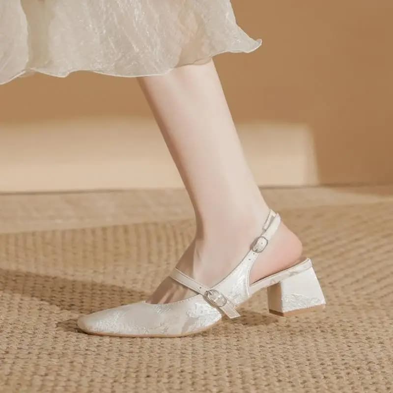 Nuovi Sandali Donna 2026 Stile Cinese con Punta Chiusa, Scarpe Cheongsam con Tacco Grosso e Cinturino Singolo a Punta Quadrata