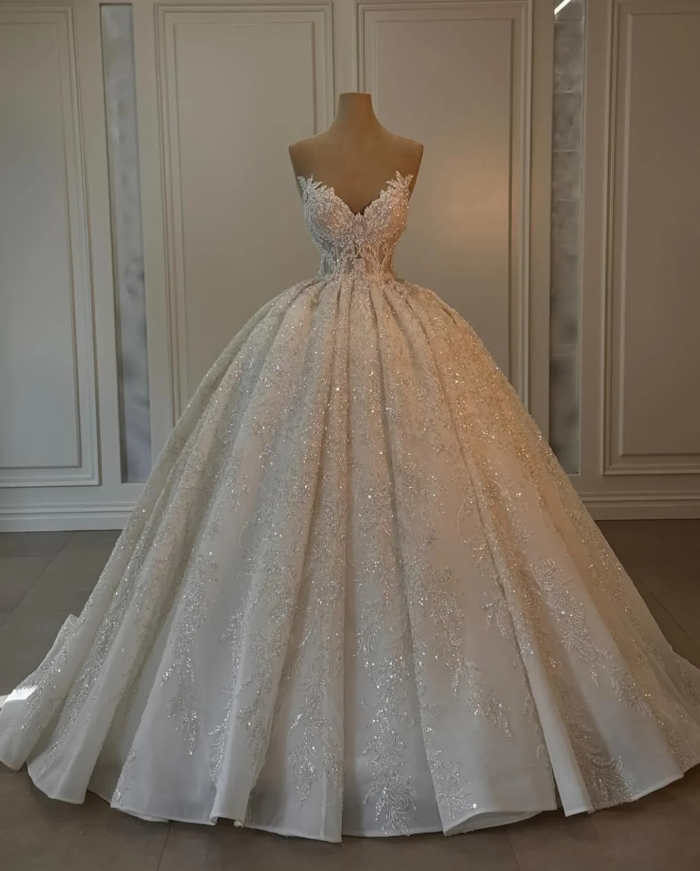 Abiti da sposa personalizzati con abito da ballo principessa in cristallo Abiti da sposa senza maniche con scollo a cuore Paillettes Perle Perline Vestido de novia