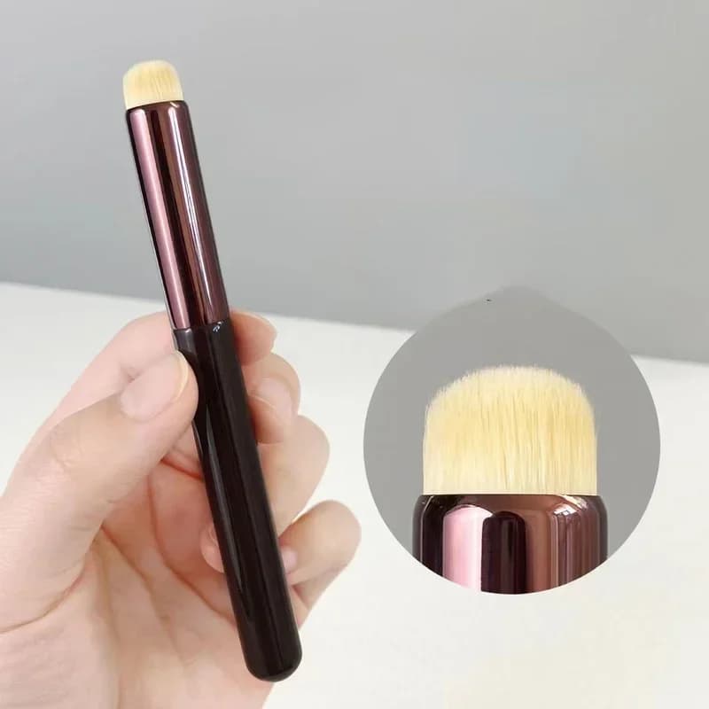 Portable cosmetic brush for lip gloss, lipstick, lipstick, with protective cap, metal handle