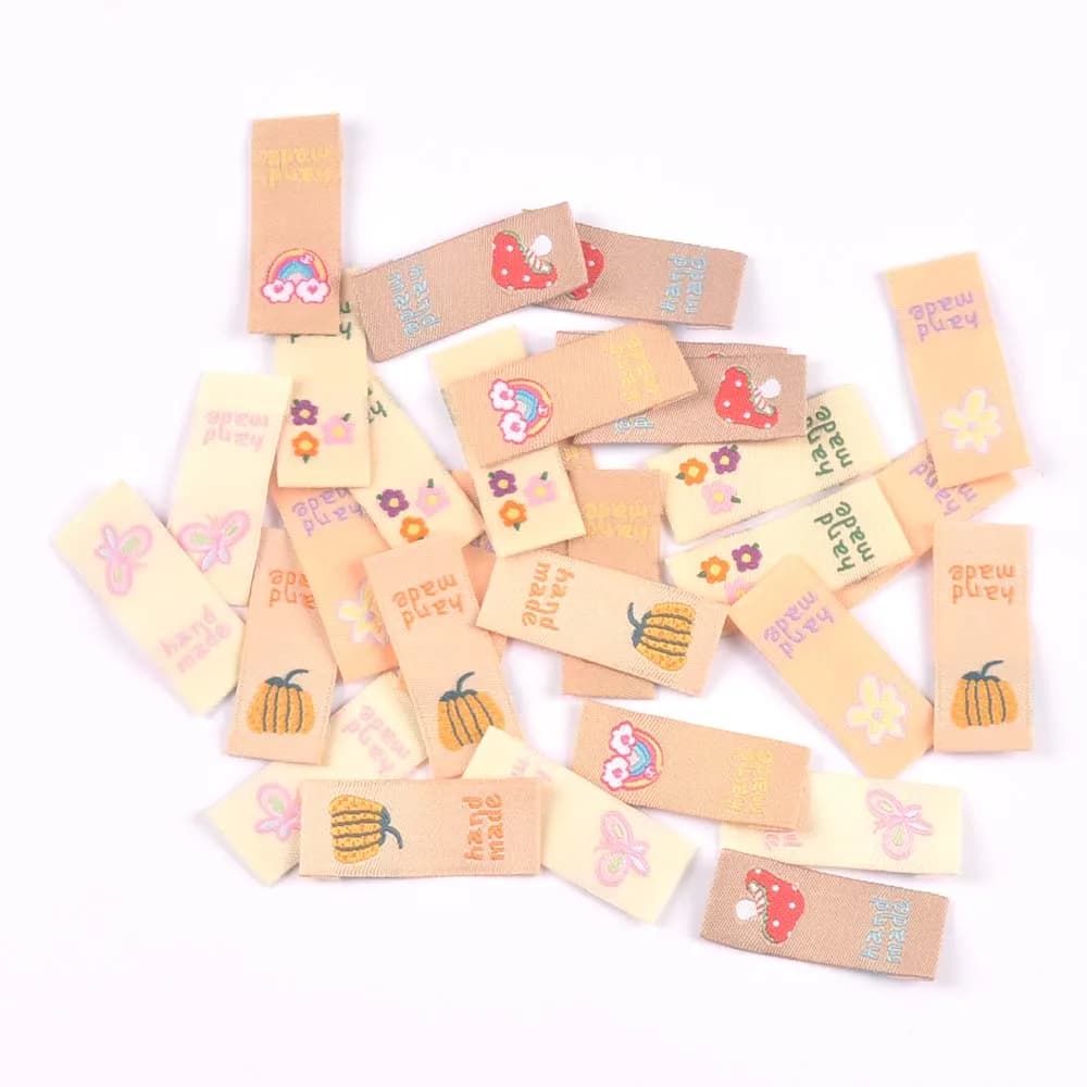 50 Pezzi Adorabili Etichette in Tessuto Ricamate a Forma di Fungo/Banana/Fiore per Forniture di Cucito, Abbigliamento, Borse Fai-da-te, Cappelli, Accessori, Etichette Artigianali