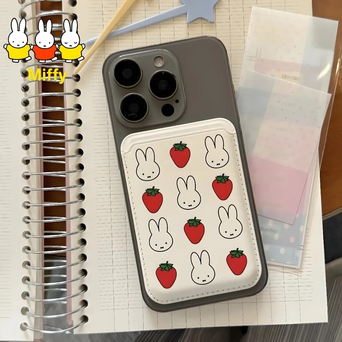Custodia per carte magnetiche Kawaii Miffy Rabbit custodia per carte Miffy con linea di cartoni animati per cani/fragole adatta per 16Promax 15Pro 14Plus