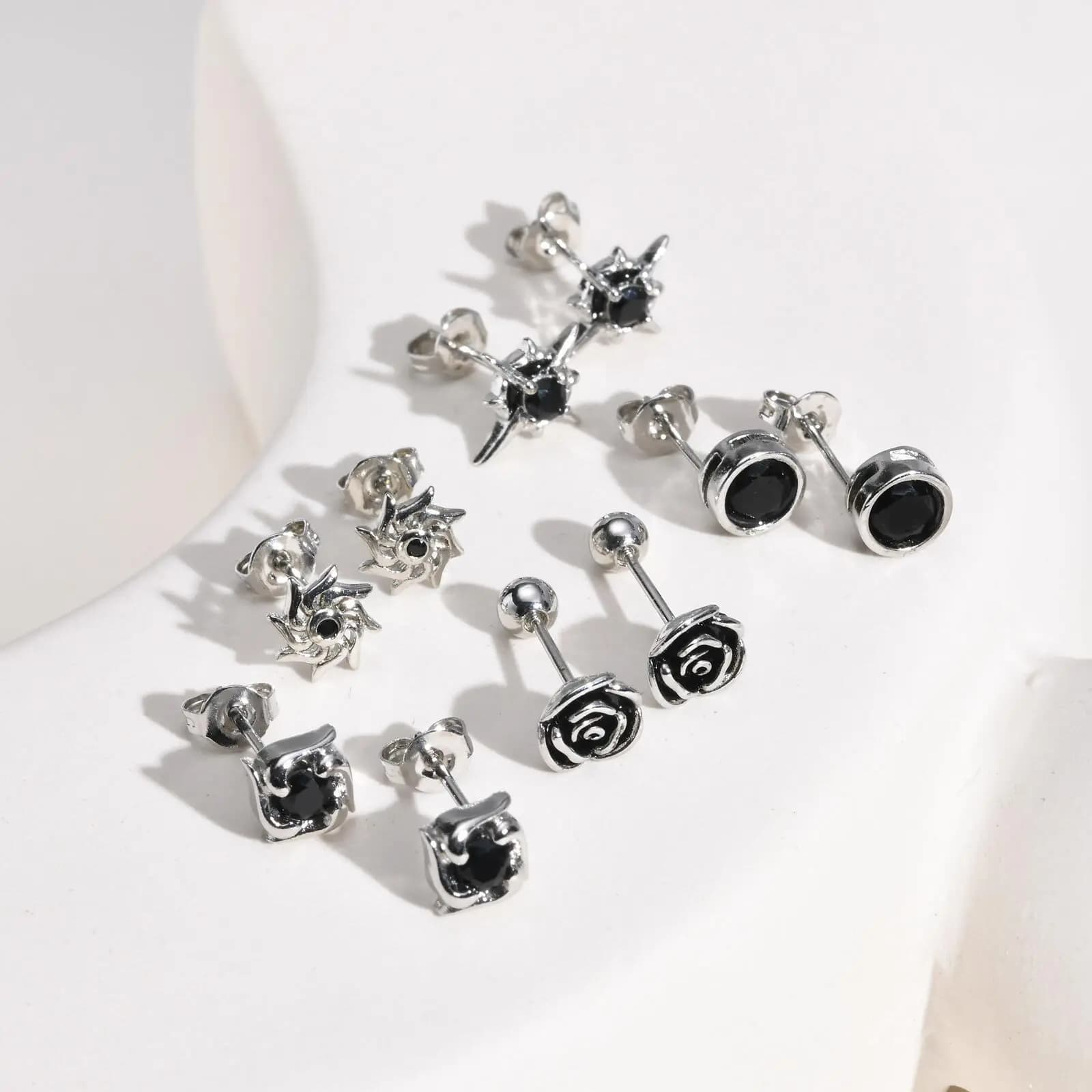 MP Orecchini semplici per uomo e ragazzo, piccoli orecchini in metallo con zirconi neri, design hip hop, accessori per orecchie maschili, regali di gioielli