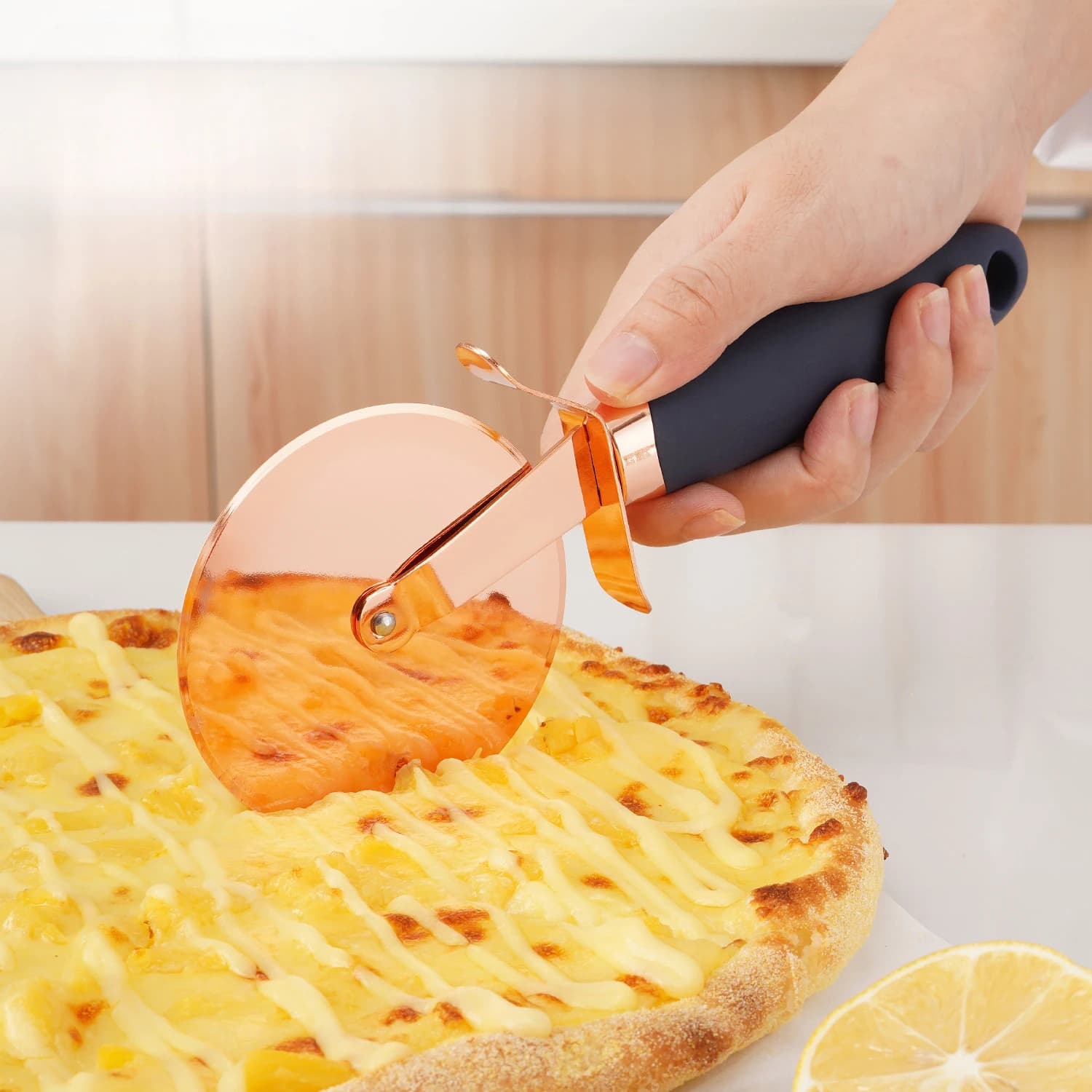 PizzaCutter Ruota per pizza in acciaio inossidabile Affettatrice per pizza super affilata con manico antiscivoloRotante liscio e resistente in oro rosa