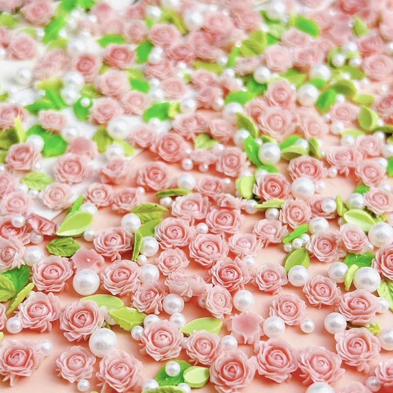 50 pezzi di fiori in resina misti casuali, ciondoli per unghie, rosa rosa con foglie di perle per la decorazione di nail art, accessori fai da te