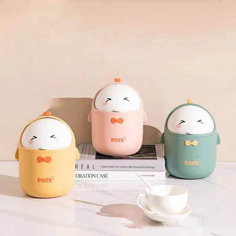 Mini pattumiera da tavolo con coperchio portatile simpatico cartone animato pattumiera camera da letto organizzatore ufficio auto piccola pattumiera portaoggetti di cancelleria