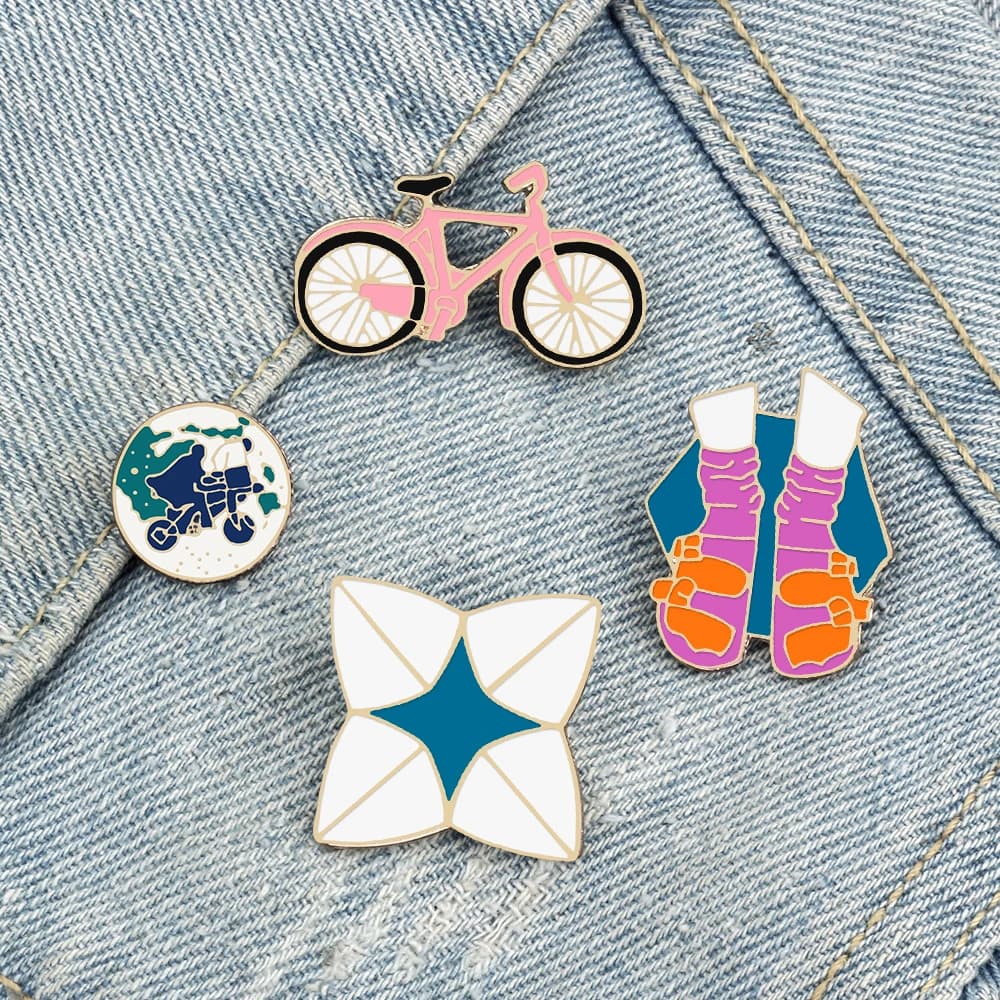 Divertente spilla da viaggio escursionismo all'aperto scarpe da cartone animato Pink Bike smalto spille amici coppia ciclismo gioielli borsa camicie spilla distintivo