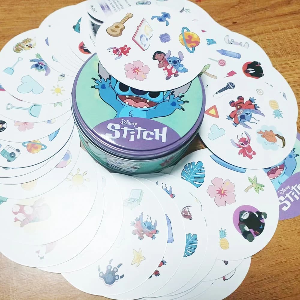 2026 Disney Stitch Iron Box Card Nuovo Arrivo Gioco di Carte da Tavolo 2-8 Giocatori Regalo per Bambini per Vacanze in Famiglia Campeggio Natale Halloween