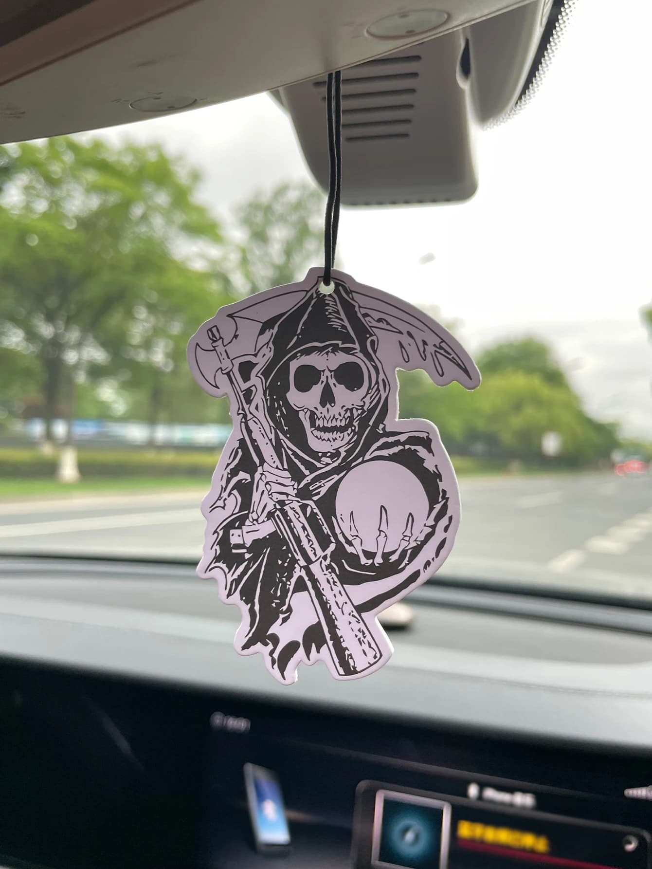Profumo per auto e deodorante non tossico Skull, Hilton Fresh Scent Five-Star Neutral | Oli Essenziali Naturali e Pastiglie Profumate per Aromaterapia (Noroili/Grapefruit/Cedro) | Modello da appendere e doppia funzione come clip per presa d'aria | Fragranza a Lunga Durata per 60-90 Giorni | Deodorante e Purificatore d'Aria | Adatto per l'uso in auto, case, armadi e bagni. | Stessa fragranza della quella venduta in negozio