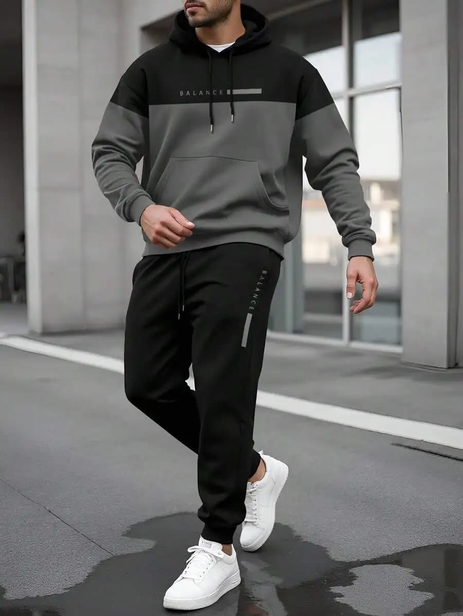 Set casual da uomo con felpa con cappuccio e pantaloni della tuta con stampa a contrasto di colore e lettere