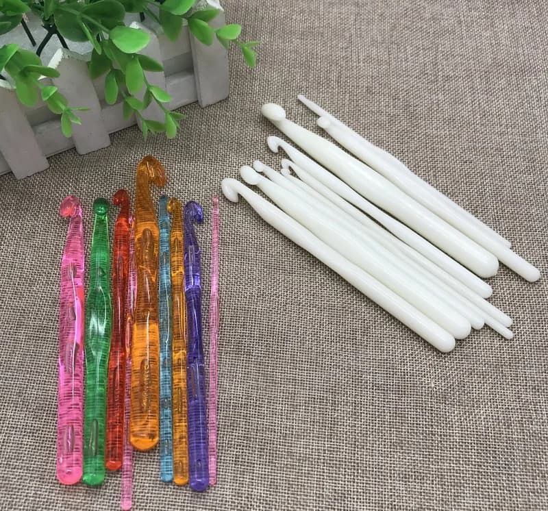 Set di 9 uncinetti in plastica beige tinta unita con ganci in cristallo per cucito domestico e materiali fai da te