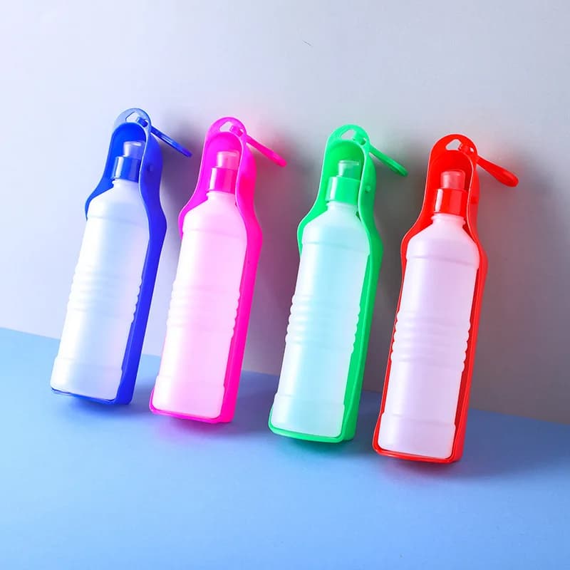 Bottiglia d'acqua per cani da 250ml abbeveratoio pieghevole bottiglia d'acqua portatile in plastica animali domestici ciotola per acqua potabile da viaggio all'aperto per cani