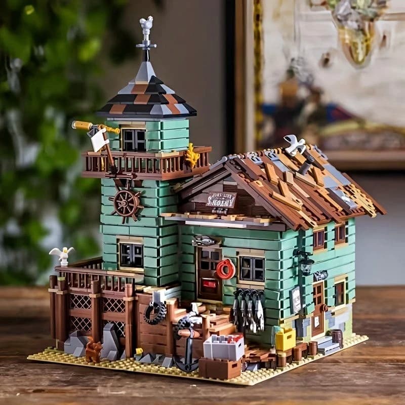 Set di Costruzioni 'Casetta del Pescatore' da 2613 Pezzi, Gioco di Assemblaggio con Scena di Strada sull'Isola, Modello di Barca da Pesca/Casetta in Legno, per Adulti
