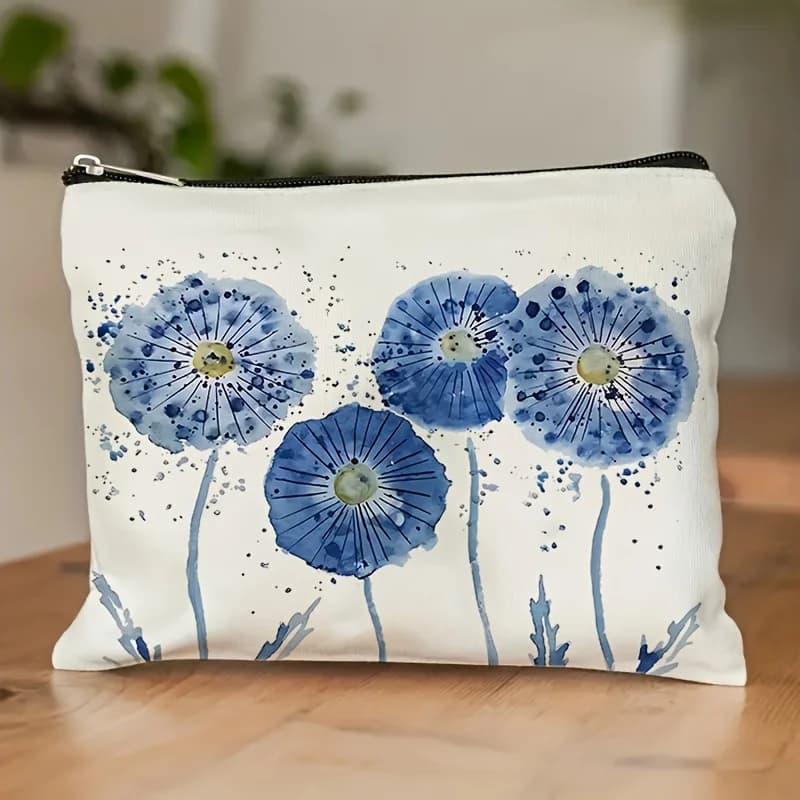 Una borsa per il trucco con fiori blu acquerello: una simpatica custodia multifunzionale con cerniera per donna, una borsa per riporre gioielli