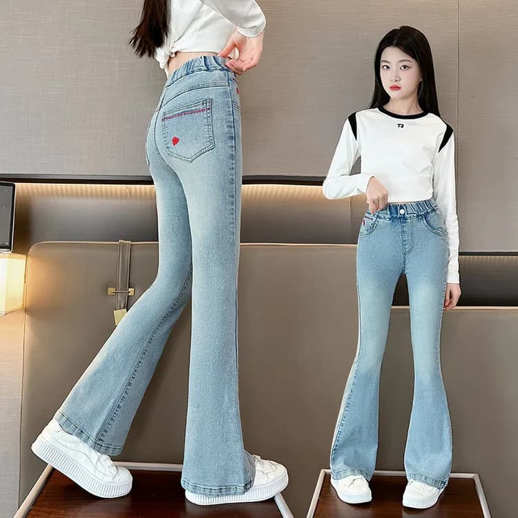 Primavera Autunno Nuovo Arrvial Jeans alla moda per ragazze con tasca a cuore Pantaloni svasati in denim attillati vintage per bambini Pantaloni slim per adolescenti