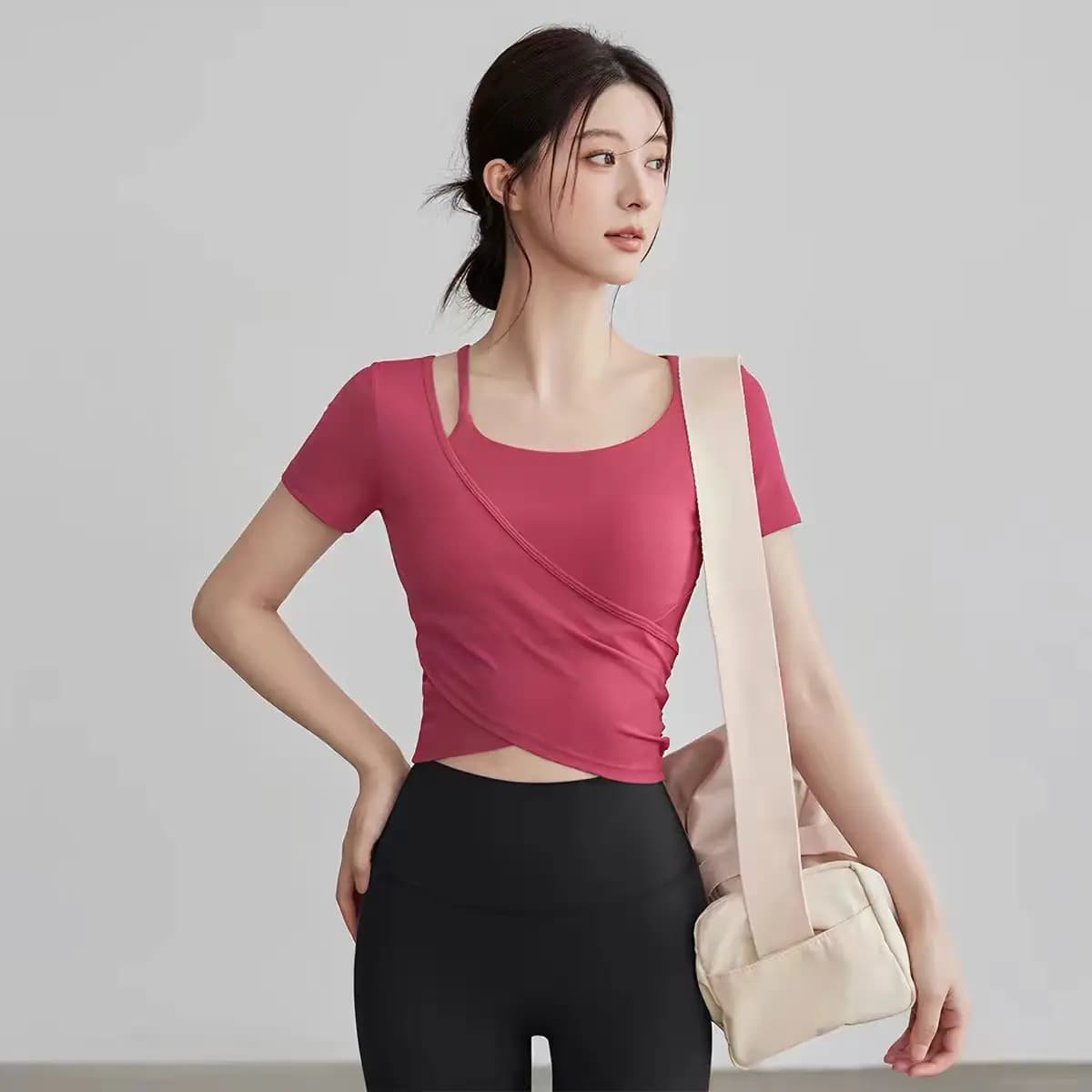 Top Sportivo da Donna Slim Fit con Imbottitura Integrata, Maglia Compressiva Asciugatura Rapida per Pilates, Palestra e Allenamento Fitness - Collezione Primavera Estate