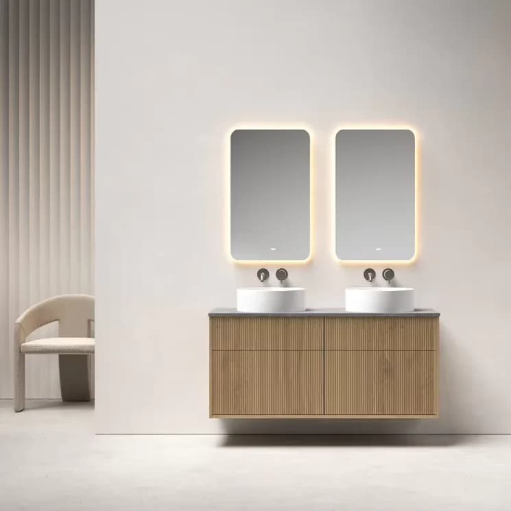 Il moderno set di mobili da bagno in legno massello per famiglie a parete vende un doppio lavabo di lusso con specchio intelligente