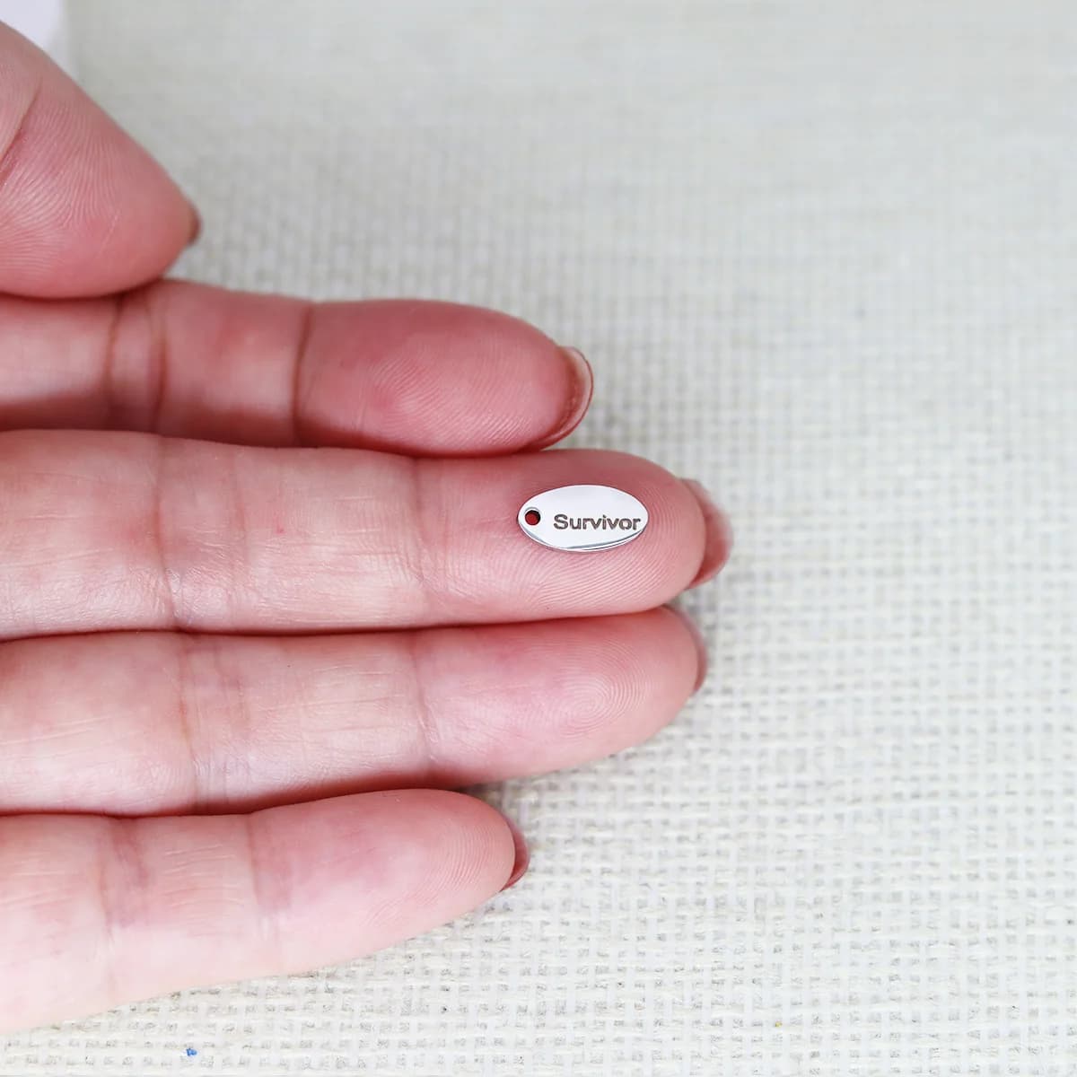 3 pz/lotto Survivor In Acciaio Inox Inciso Al Laser Fascino Ovale Pace e Fortuna per la Produzione di Gioielli Accessori Sfusi Collana FAI DA TE
