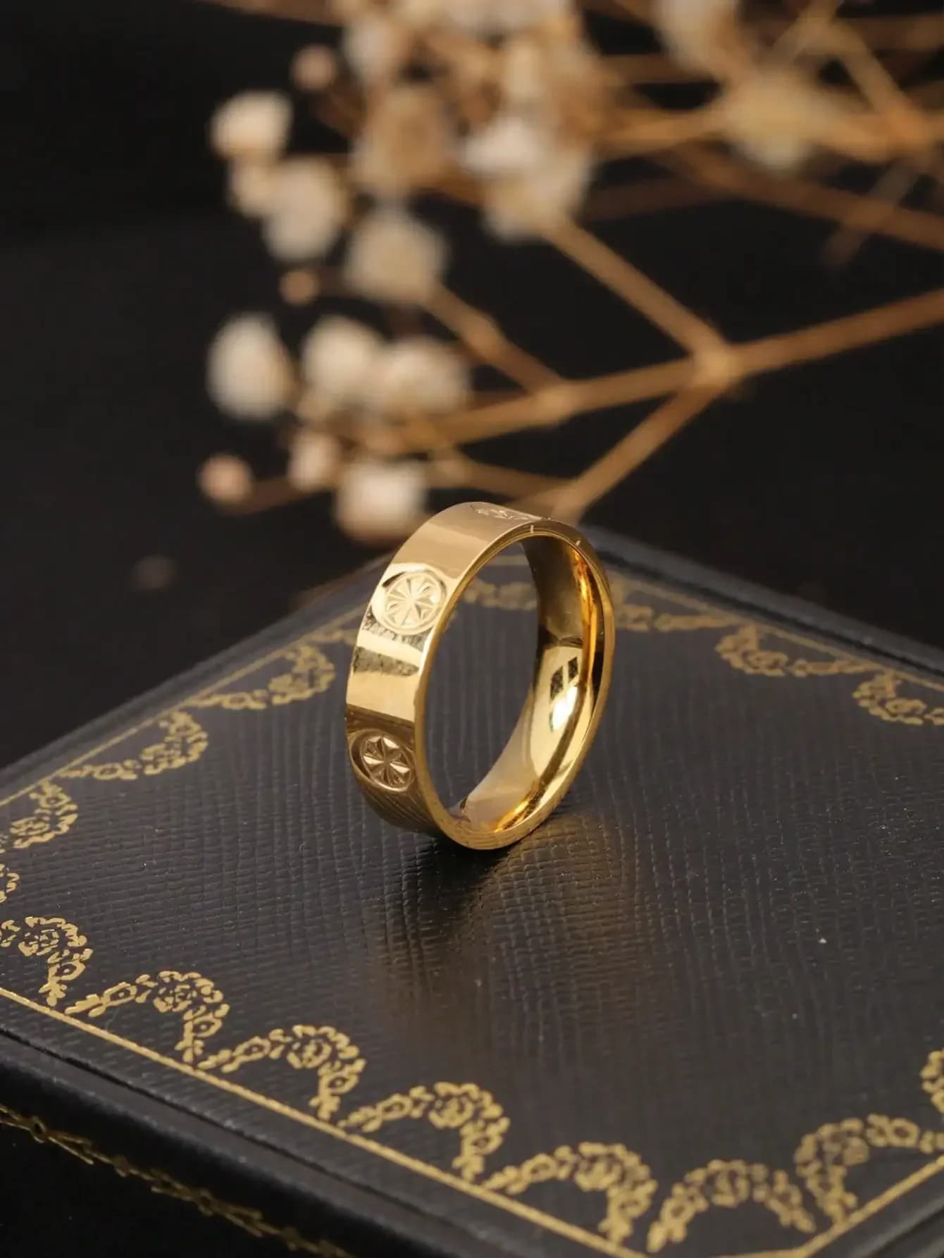Anello in acciaio al titanio color oro 18 carati con motivo a croce e texture diamantata, semplice, alla moda e versatile, adatto per l'uso quotidiano da donna.