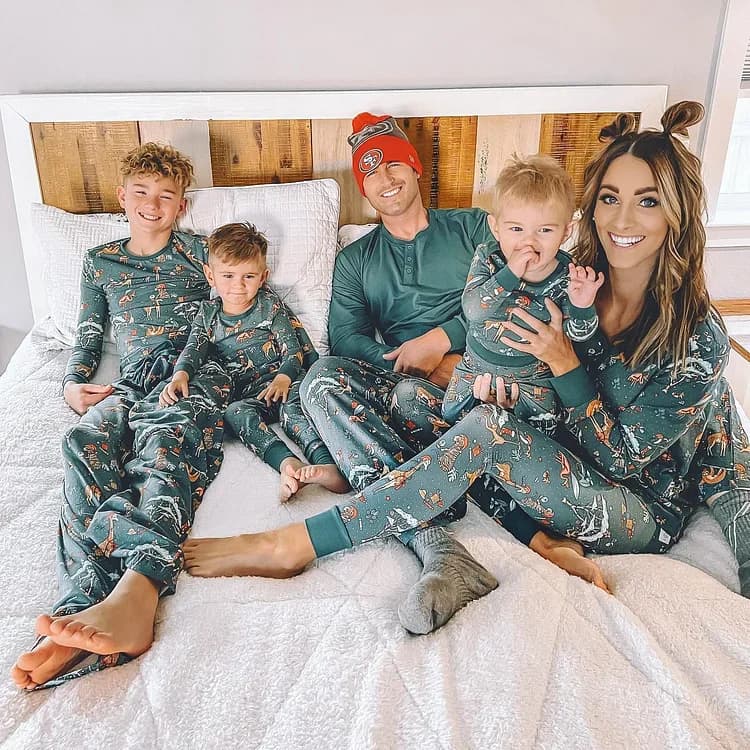 2025 Nuova famiglia Pigiama natalizio Set Costume di Capodanno Stampa verde 2 pezzi Completo Homewear Baby&Dog Pagliaccetto Xmas Look Pigiama