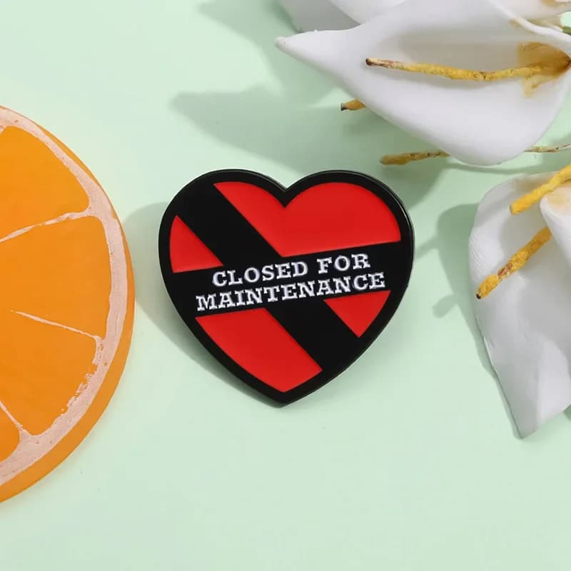 Spilla smaltata a forma di cuore rossa chiusa Spegnimento manutenzione avviso slogan spilla cuore rosso Regalo per amici Commercio all'ingrosso di gioielli