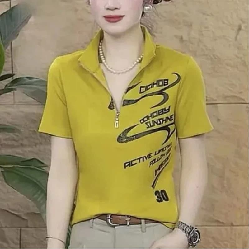 T-shirt gialla a maniche corte con colletto rialzato, cerniera e stampa di lettere per donna, abbigliamento casual da ufficio, stile slim fit