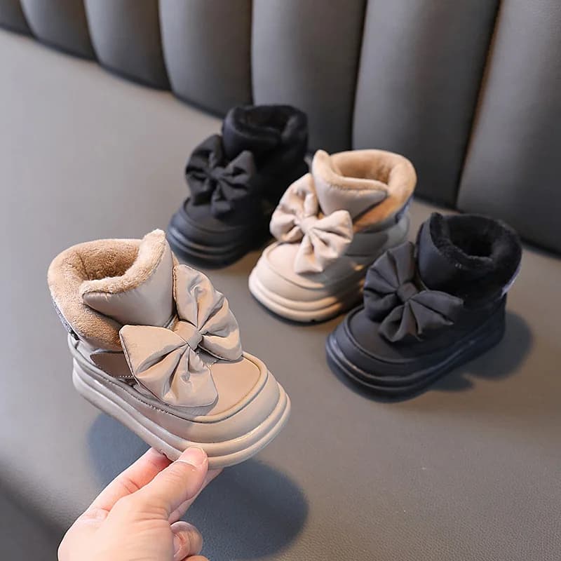 Stivali da bambino caldi in peluche invernale Scarpe in pile moda casual per bambini Bottone morbido Primo camminatore Scarpe da ginnastica sportive per bambini all'aperto