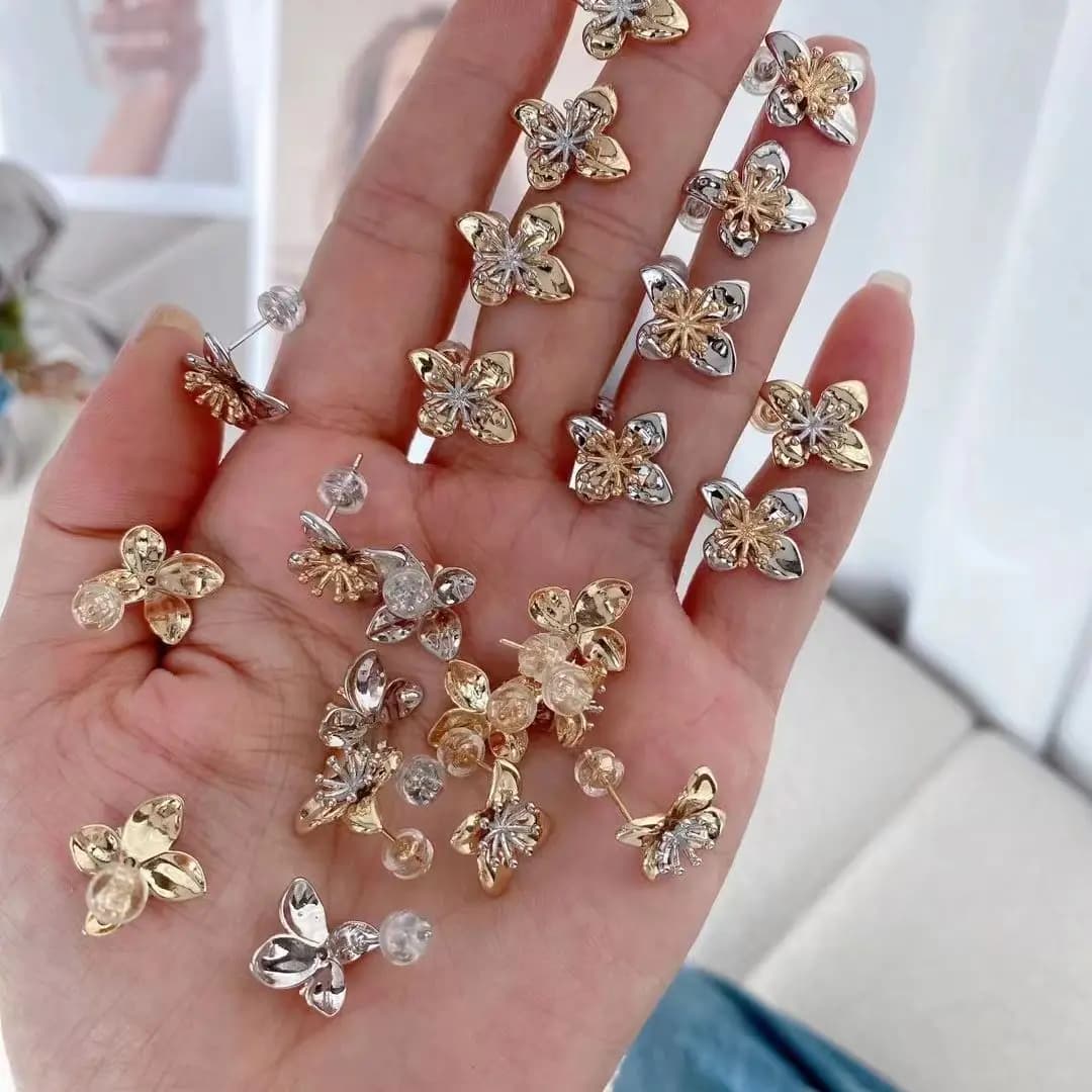 5 paia, orecchini a bottone con fiori delicati per le donne Orecchini gioielli alla moda in oro Orecchini a bottone placcati in oro 18 carati Regalo di gioielli