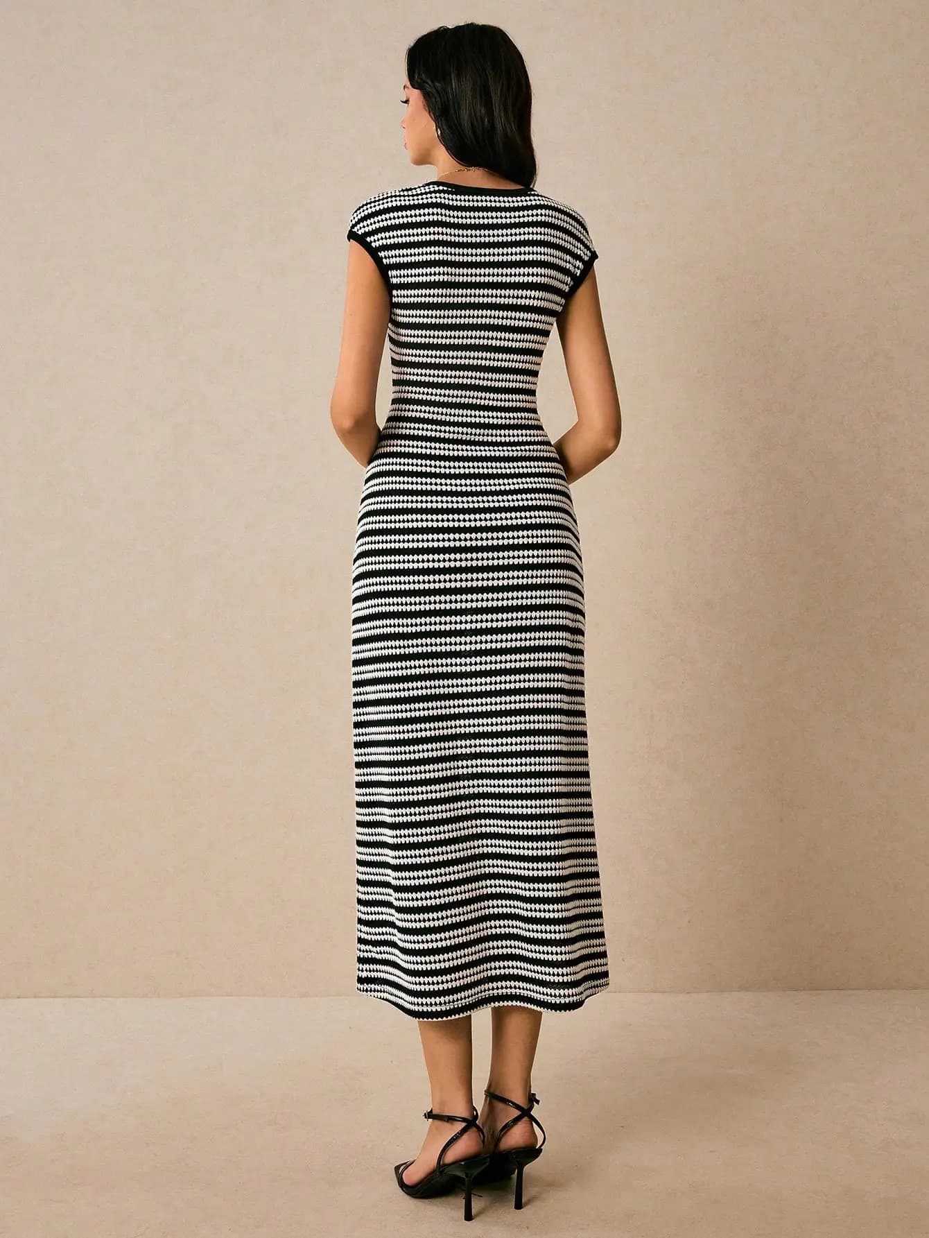 Abito midi casual da donna a righe con scollo rotondo e maniche a cappuccio per l'estate