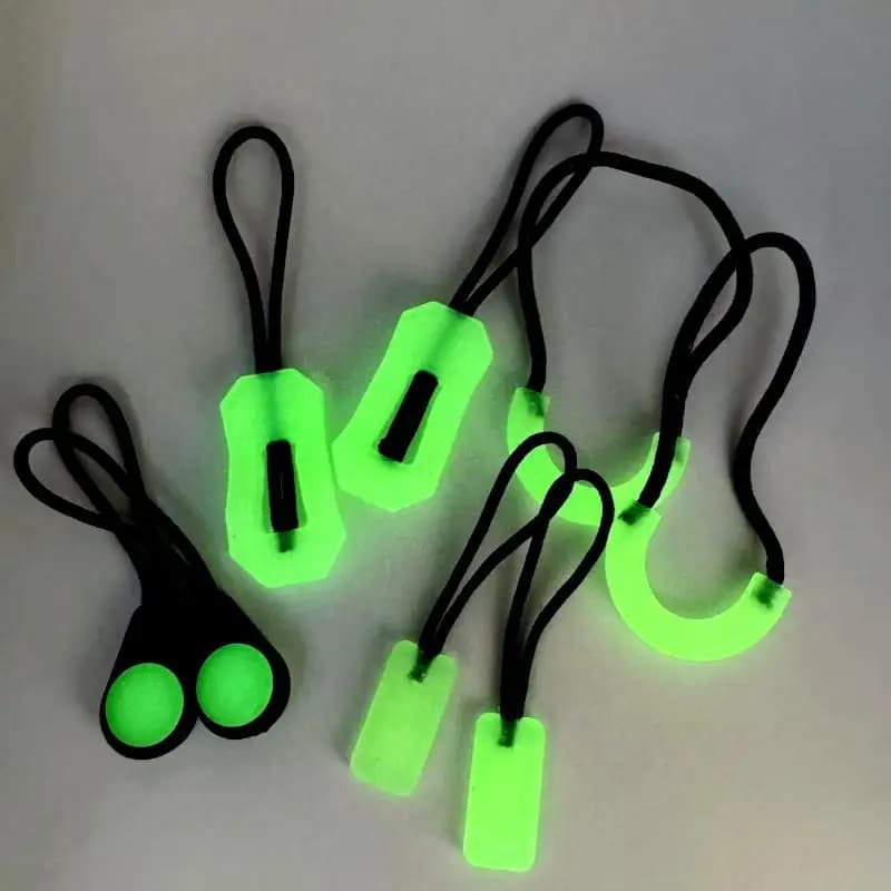 10 Pezzi Cerniere Luminose che si Illuminano al Buio, Tiranti per Cerniere Luminosi, Cordini Anti-smarrimento per Zaini, Vestiti, Giacche, Testine Scorrevoli, Kit di Riparazione per Cucito