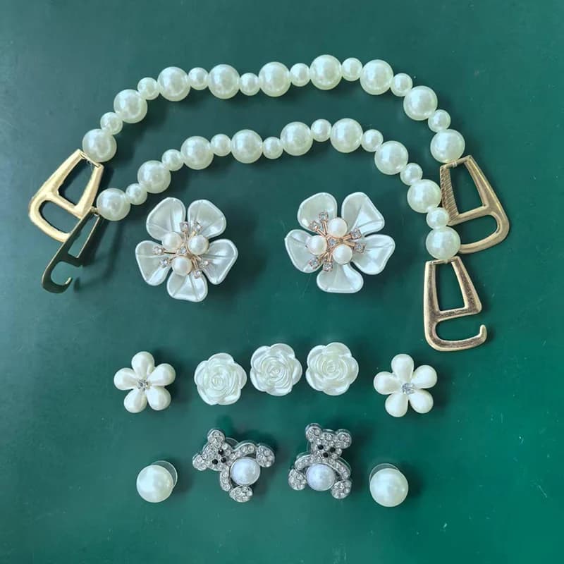 13 pezzi di ciondoli per scarpe con orso di cristallo lucido, set di sandali con catena di perle staccabile fai da te, accessori, decorazioni per scarpe con decorazioni floreali di moda